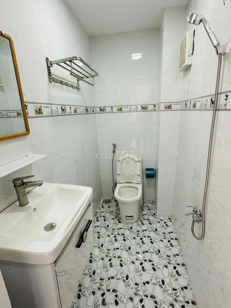 100 M2 uses MM 1 MM plus 1 mm. 3 bedrooms. 2 toilets. Carway 9 million a month.