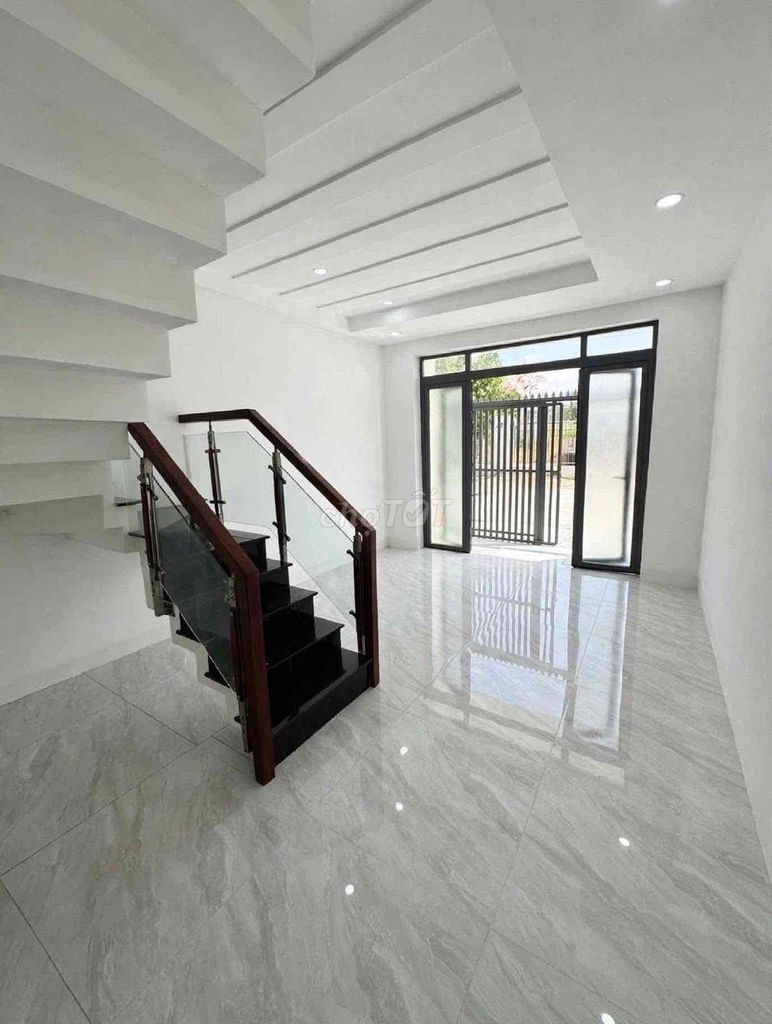 newly modified houses: Two floors to the bedroom. Three bathrooms.