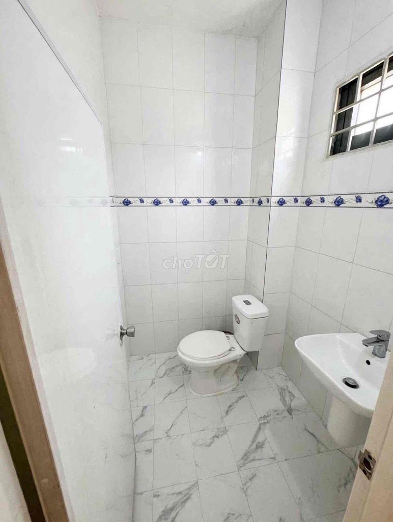 newly modified houses: Two floors to the bedroom. Three bathrooms.