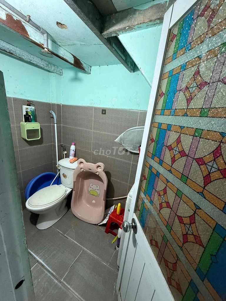 Renting a CC near the University of London.