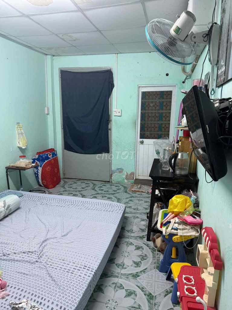 Renting a CC near the University of London.