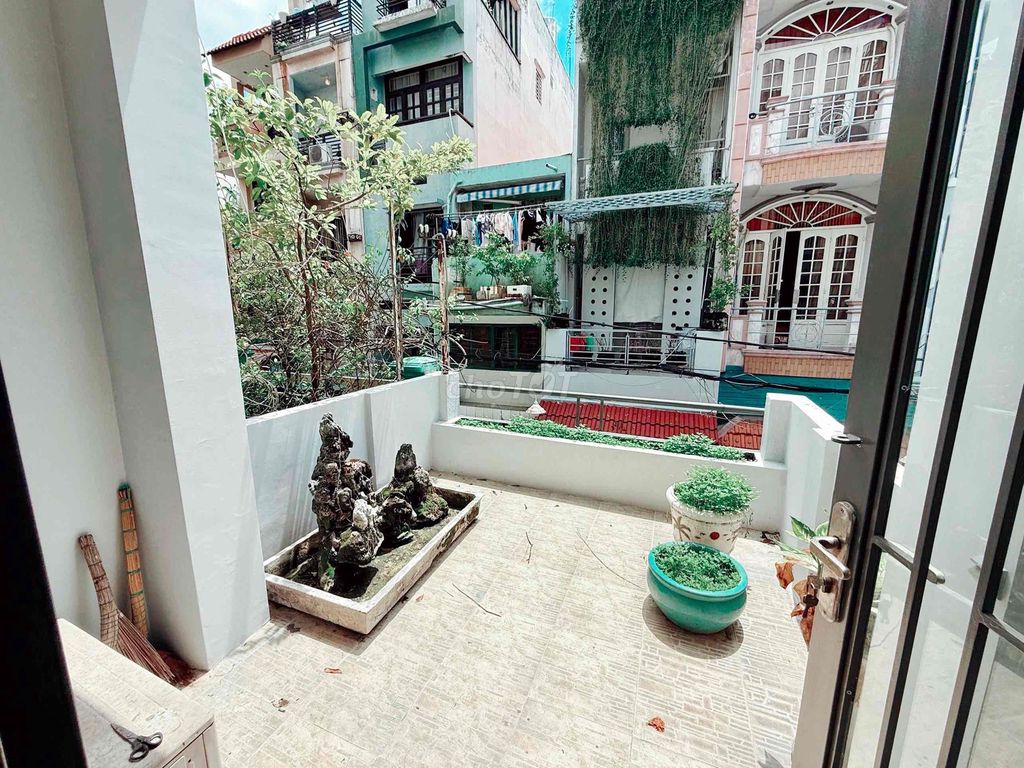 Đặng Văn Ngữ alleyhouse -- there's a parking lot -- area 3.2 x 16 meters -- four bedrooms -- three toilets.
