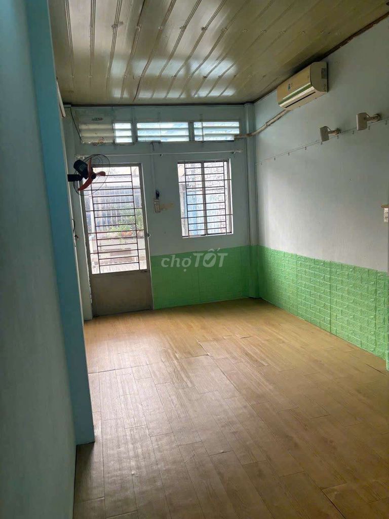 Rent two bedrooms per 2.5 million. In the Border Bridge, Bình Thạnh.