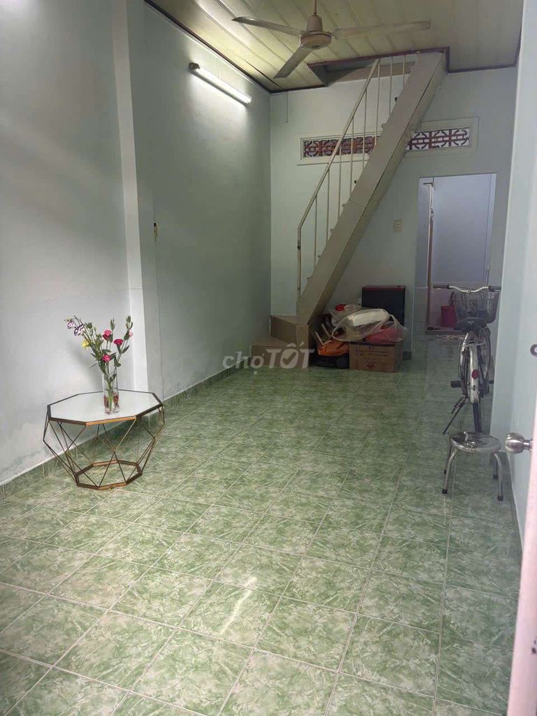 Rent two bedrooms per 2.5 million. In the Border Bridge, Bình Thạnh.