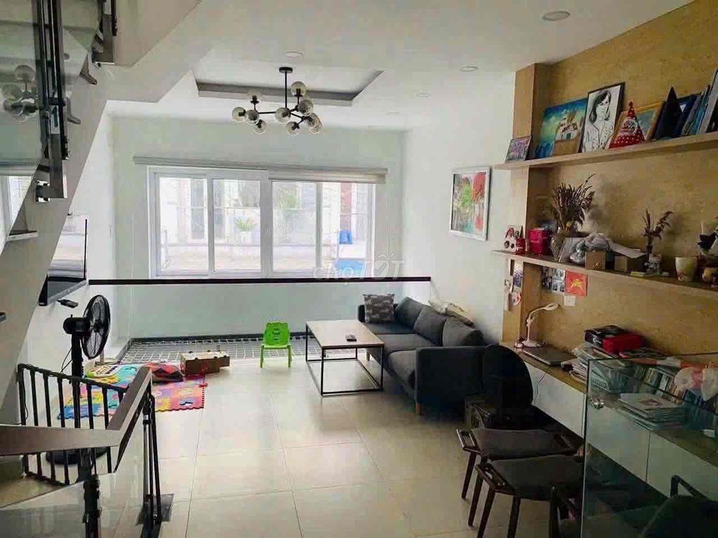 The original building is 4 floors - Oto Field on số 8, Hiệp Bình Phước.