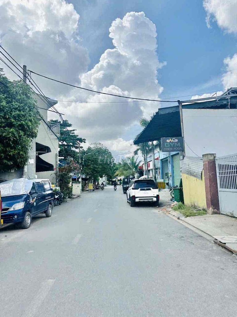 2 floors 2 bedroom 2 with a large street