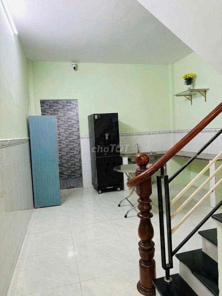 2 floors 2 bedroom 2 with a large street