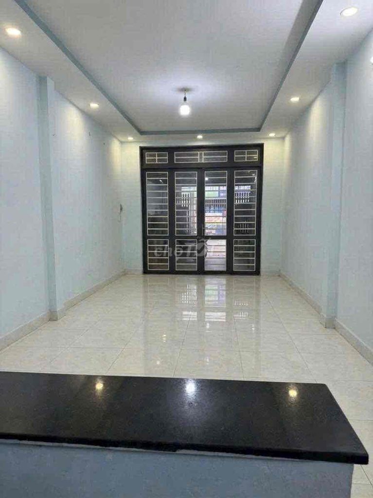 2 floors 2 bedroom 2 with a large street