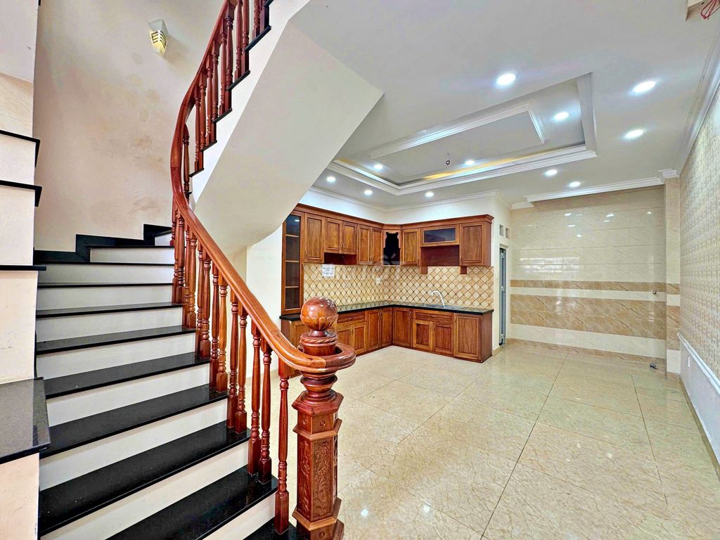 For the 4th-story square root house of 57 meters - 4 bedrooms - 4 toilets - across Law University
