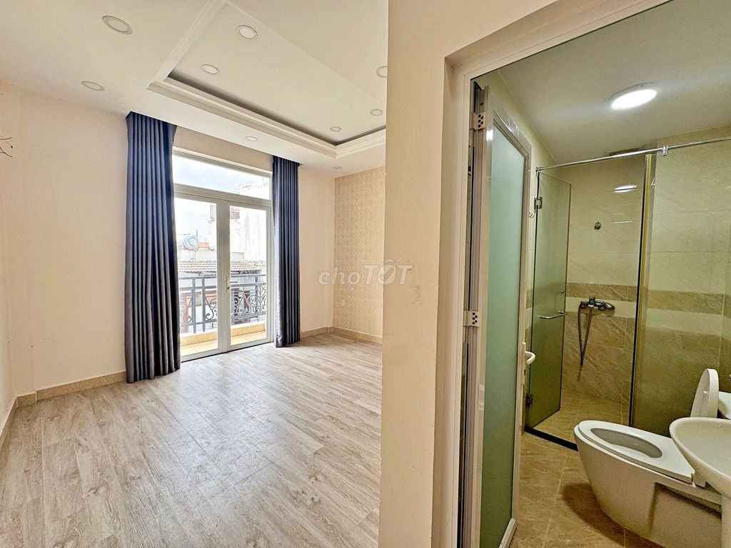 For the 4th-story square root house of 57 meters - 4 bedrooms - 4 toilets - across Law University