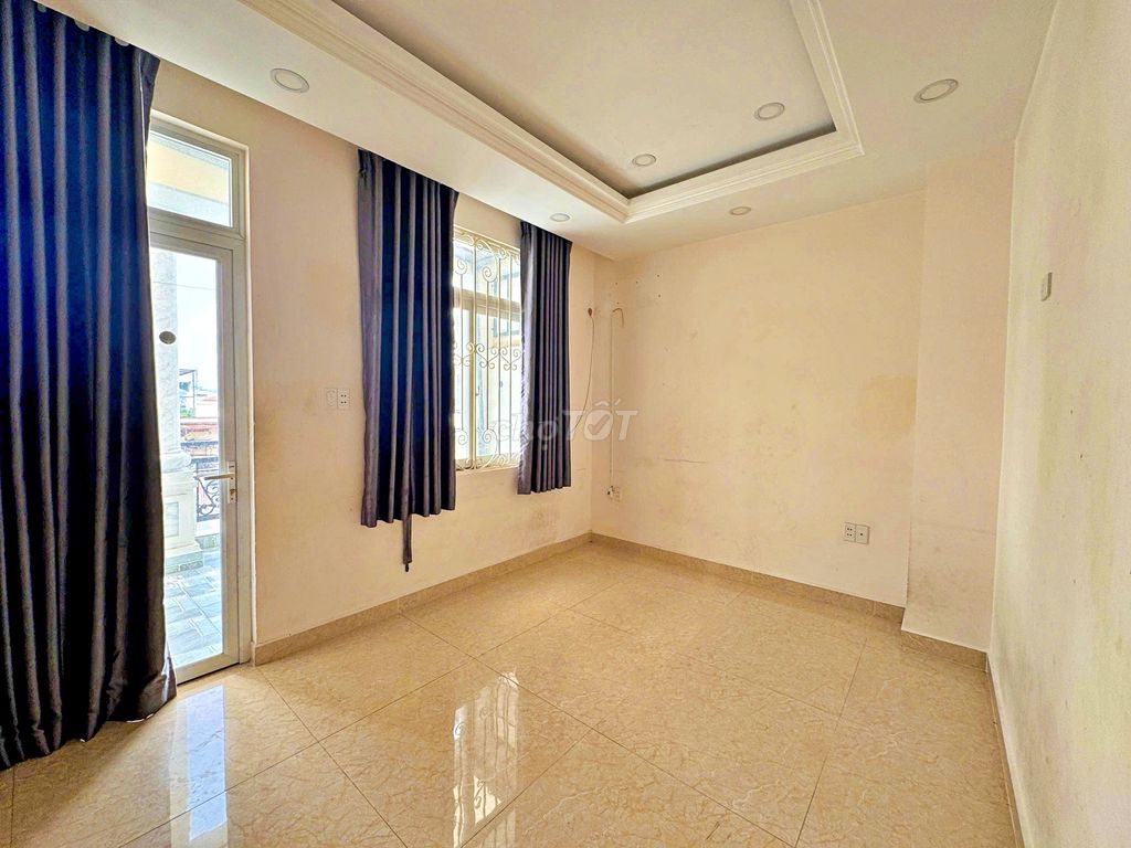 For the 4th-story square root house of 57 meters - 4 bedrooms - 4 toilets - across Law University