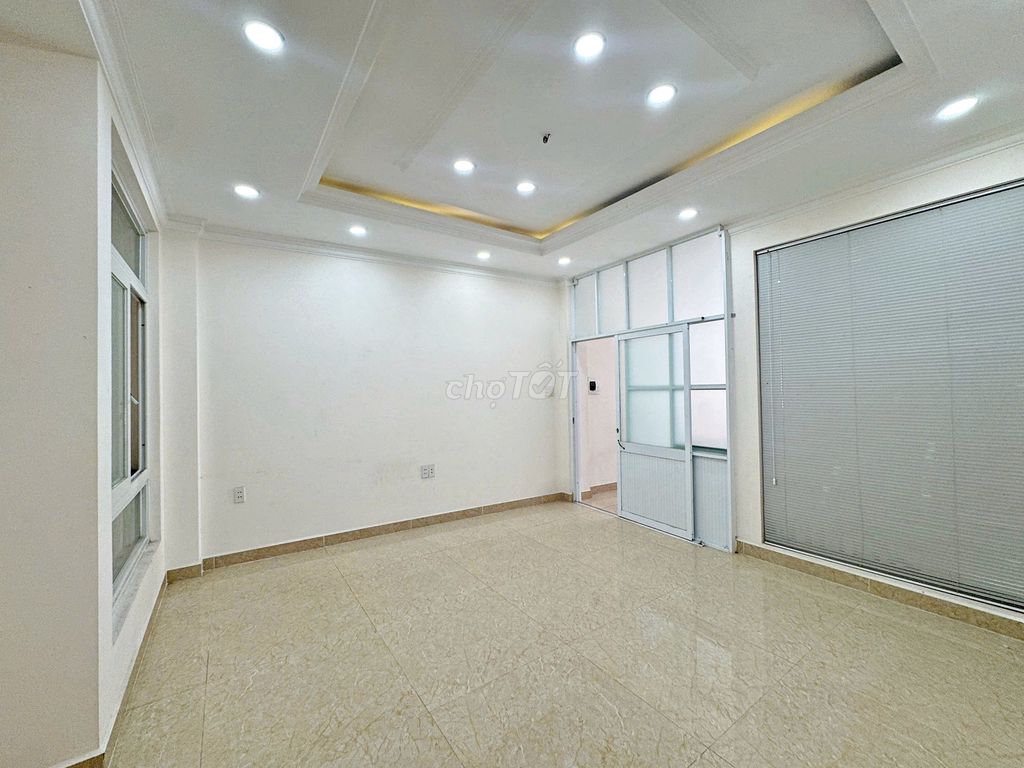 For the 4th-story square root house of 57 meters - 4 bedrooms - 4 toilets - across Law University