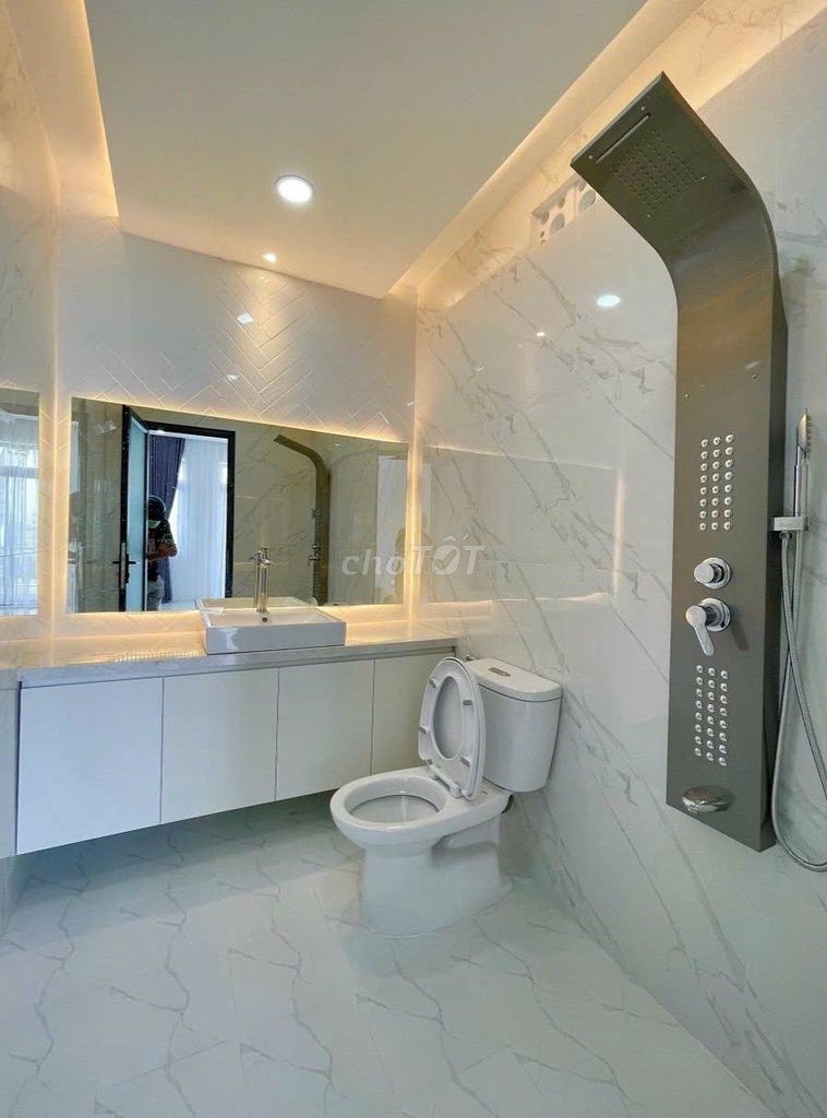 Rent a house in half. A Lê Văn Thọ.