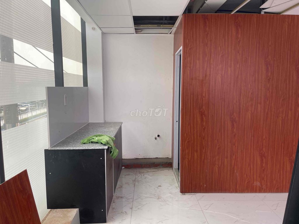 The full window, 35 p, 35 w, big room