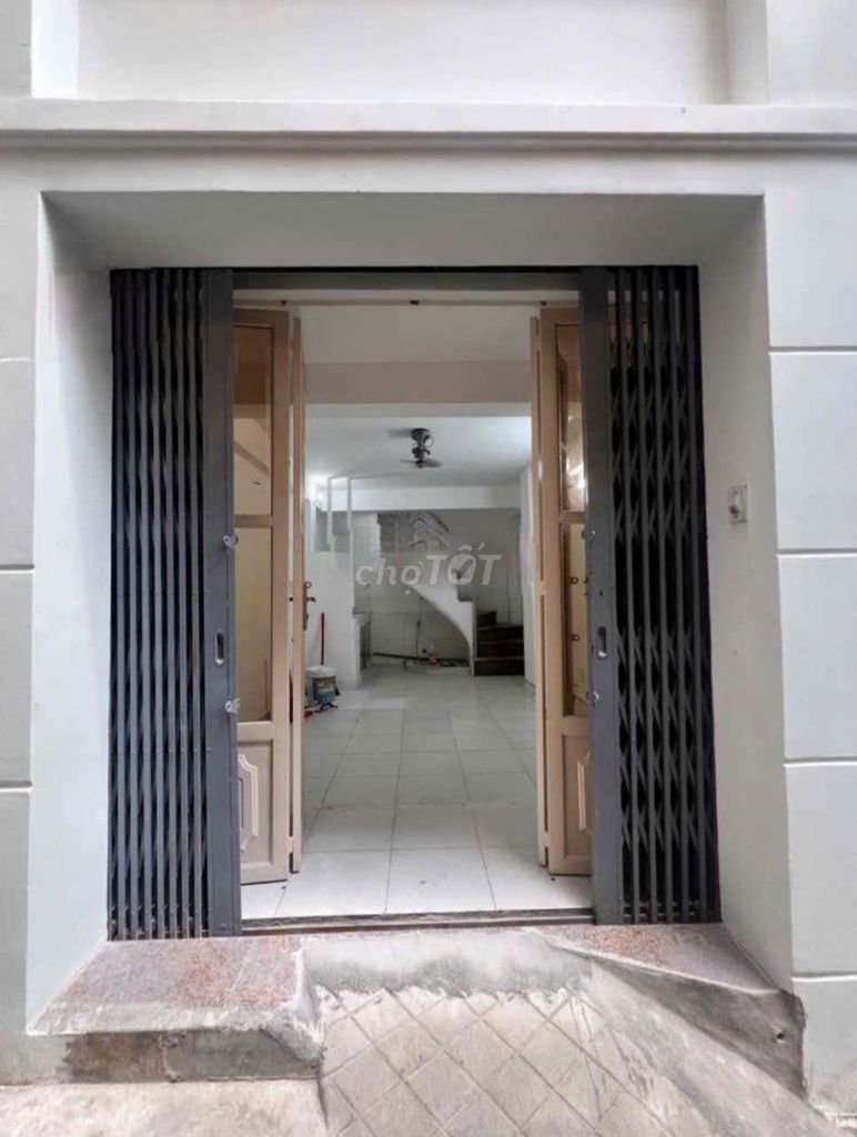 Rent three bedrooms, three toilets, three air conditionings. 151 Huỳnh Văn Bánh, Phú Nhuận