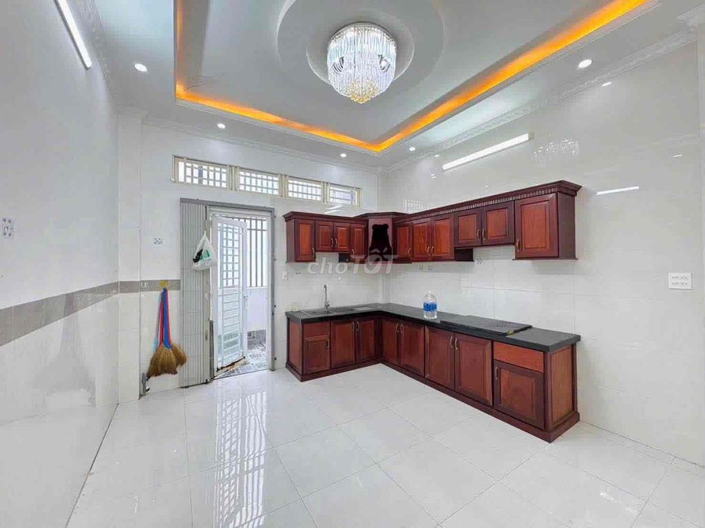 12 million, 4 bedrooms in the 7th district.
