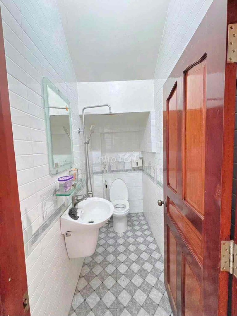 12 million, 4 bedrooms in the 7th district.