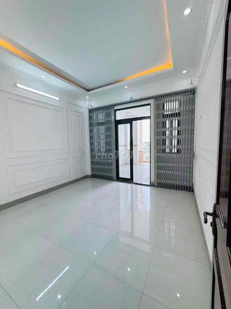 12 million, 4 bedrooms in the 7th district.