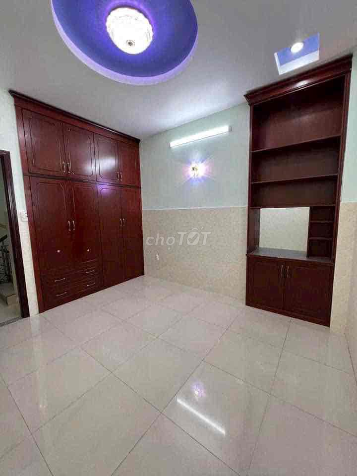 Five Phạm Văn Chí front rooms.