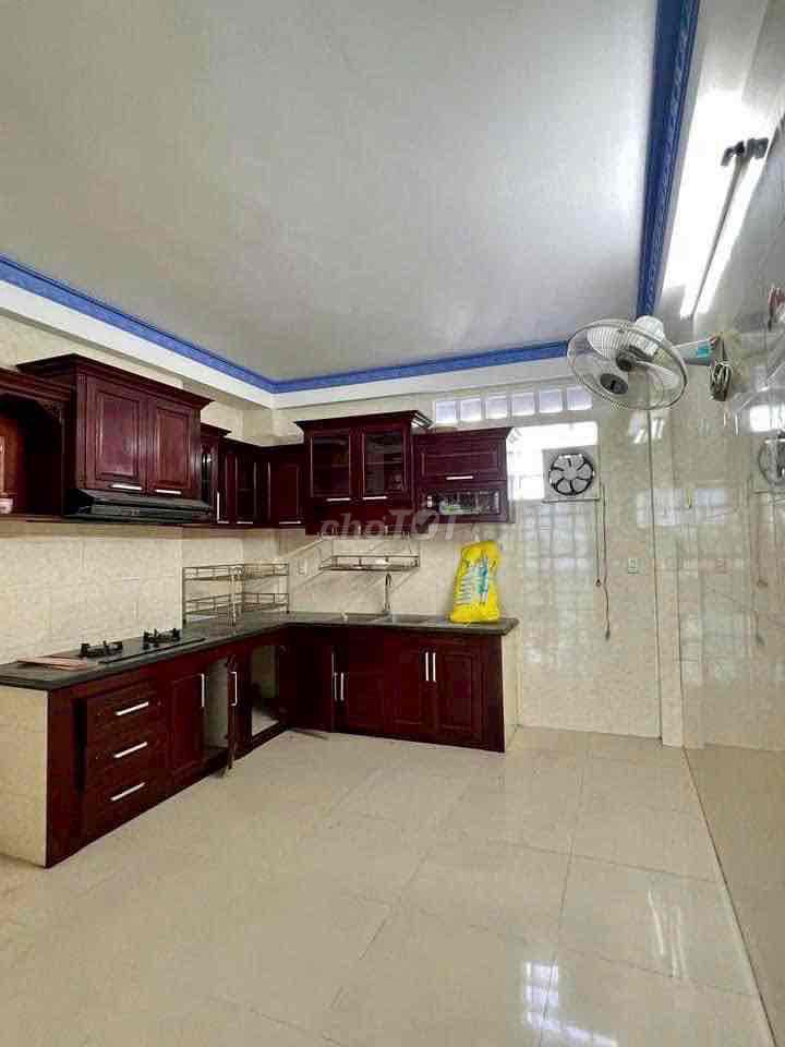 Five Phạm Văn Chí front rooms.