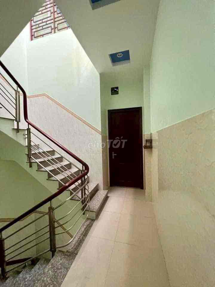 Five Phạm Văn Chí front rooms.