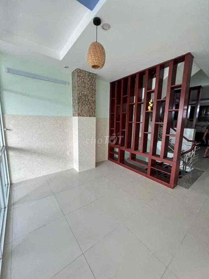 Five Phạm Văn Chí front rooms.