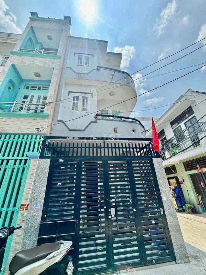 Three rooms at the corner of the Bà Hom.