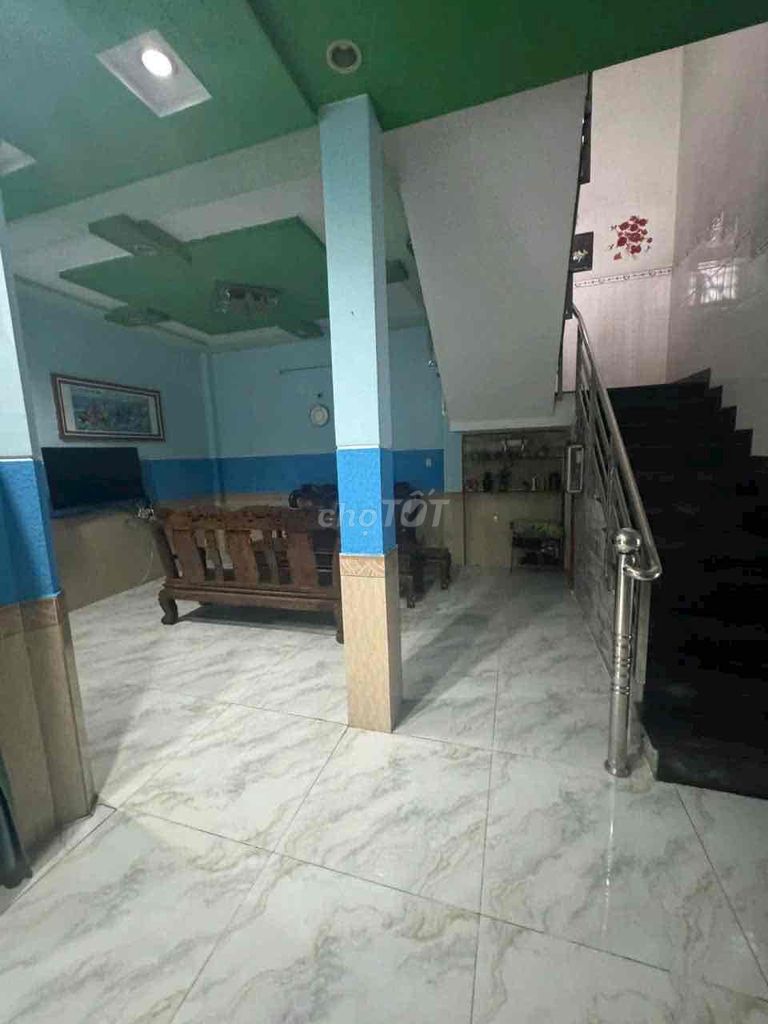 Rent a one-story apartment. 100 M2 yards. It has interior.