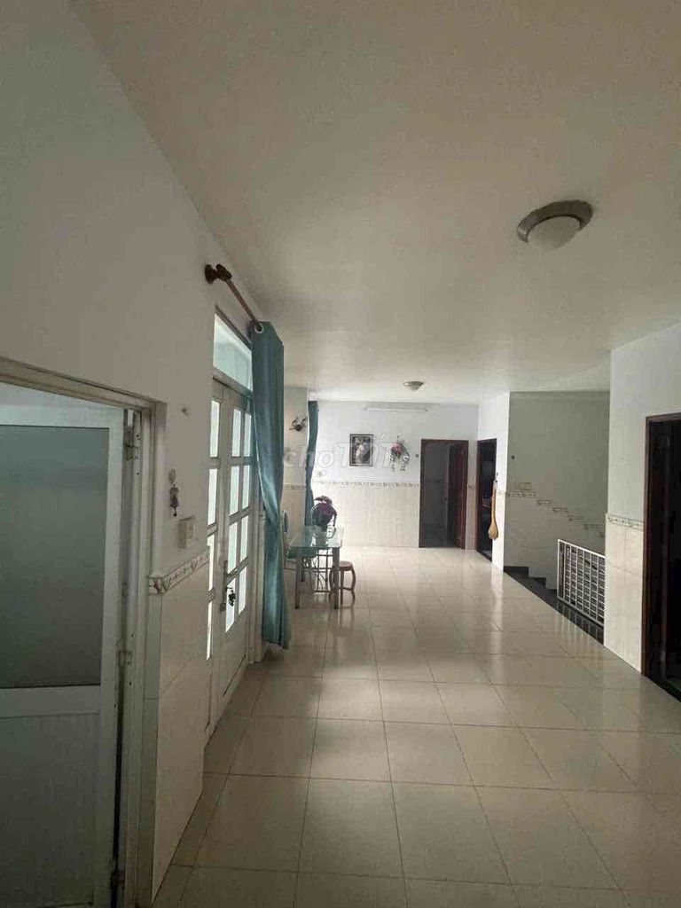 Rent a one-story apartment. 100 M2 yards. It has interior.