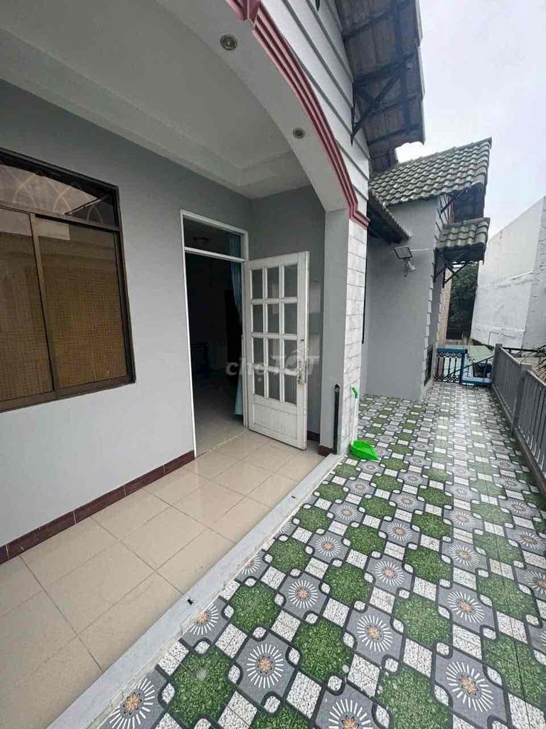 Rent a one-story apartment. 100 M2 yards. It has interior.