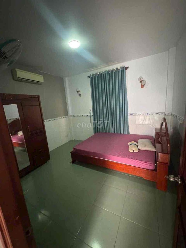 Rent a one-story apartment. 100 M2 yards. It has interior.