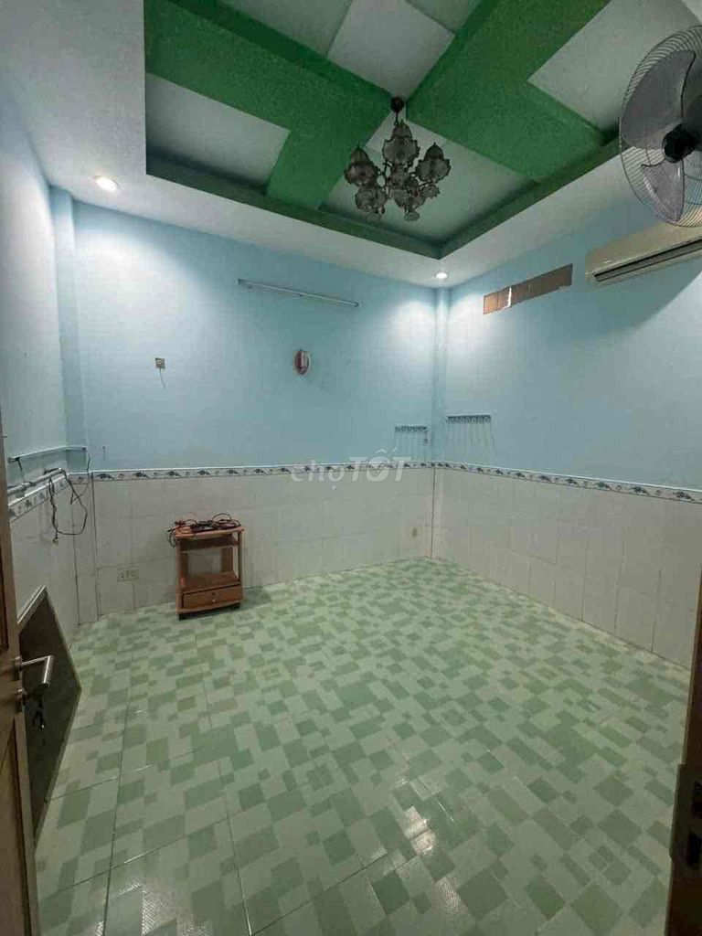 Rent a one-story apartment. 100 M2 yards. It has interior.