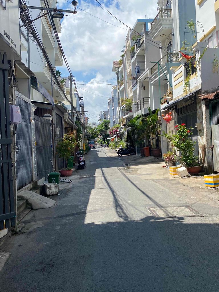 Rent the entire Lê Văn Quới car alley.