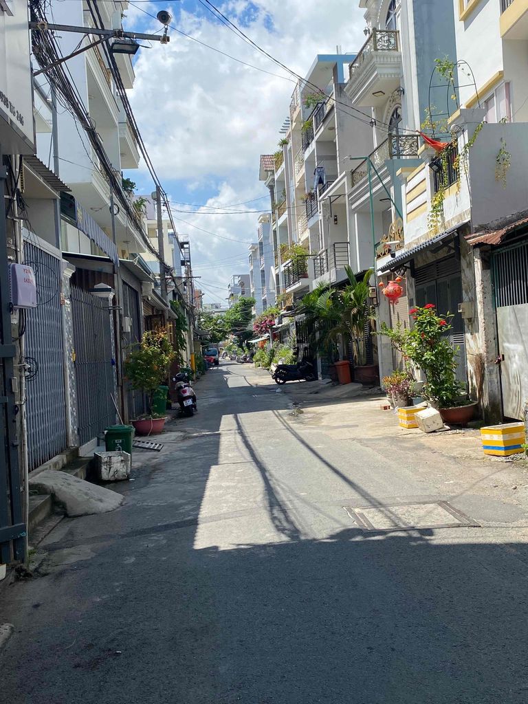 Rent the entire Lê Văn Quới car alley.