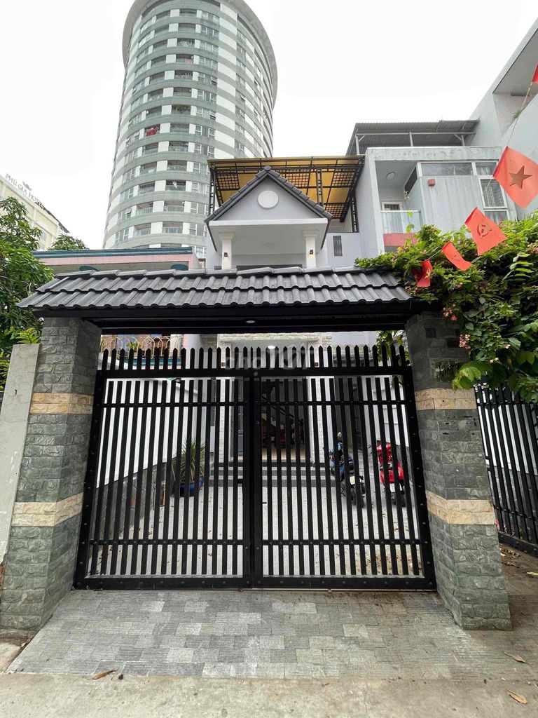 Let's rent out the open street. Price: 30 million. Ih: