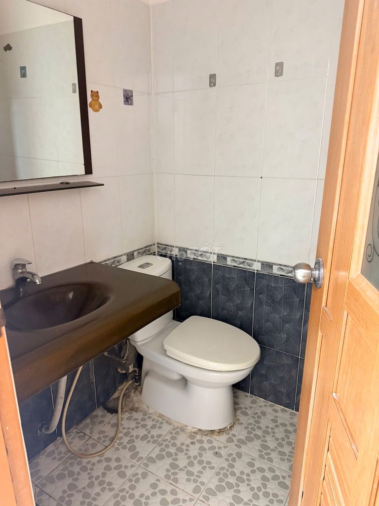 The original building is  cmt8 district 3. 80 meters 2 with four bedrooms, 3 toilets cost only 14 million.
