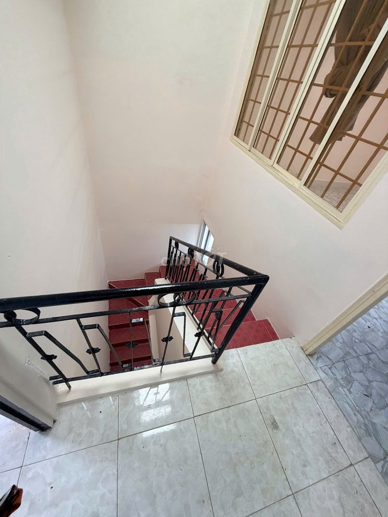 The original building is  cmt8 district 3. 80 meters 2 with four bedrooms, 3 toilets cost only 14 million.
