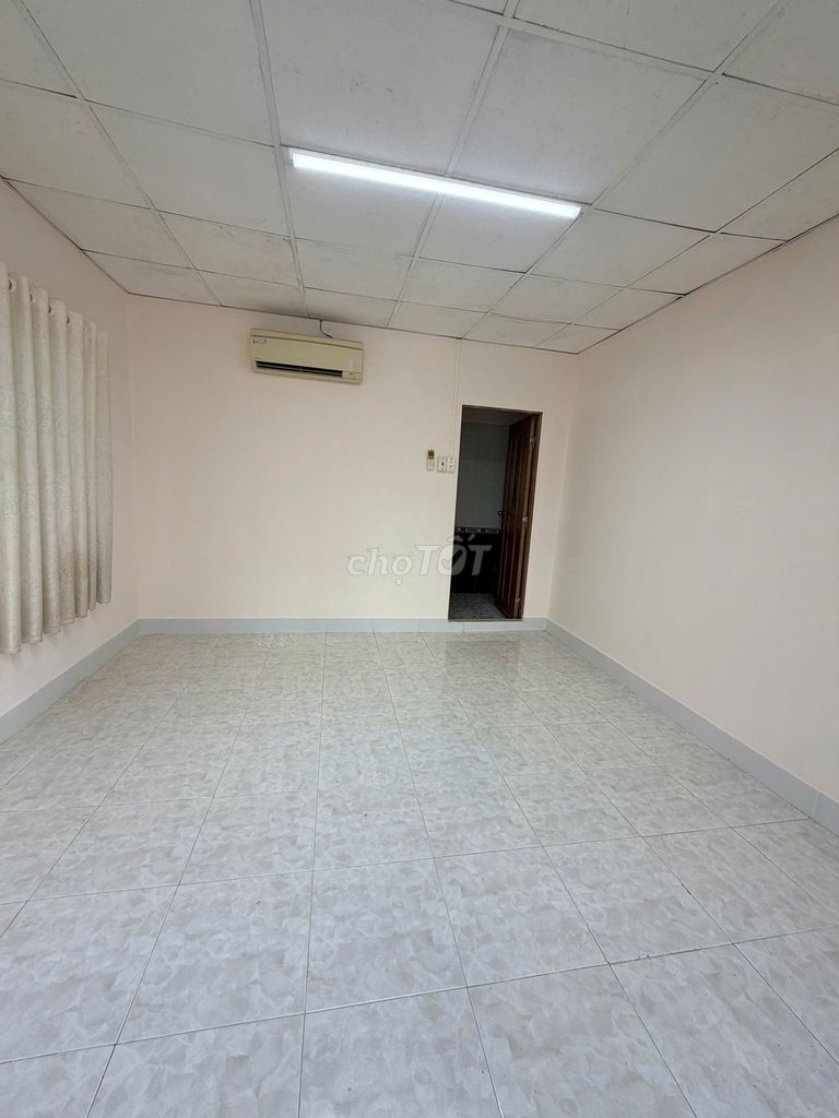 The original building is  cmt8 district 3. 80 meters 2 with four bedrooms, 3 toilets cost only 14 million.