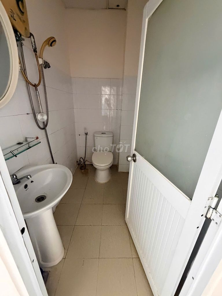The original building is  cmt8 district 3. 80 meters 2 with four bedrooms, 3 toilets cost only 14 million.