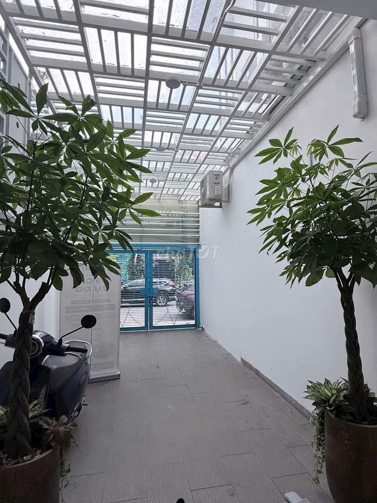 Rent the entire 40-to-a-halfth Street front of District 7