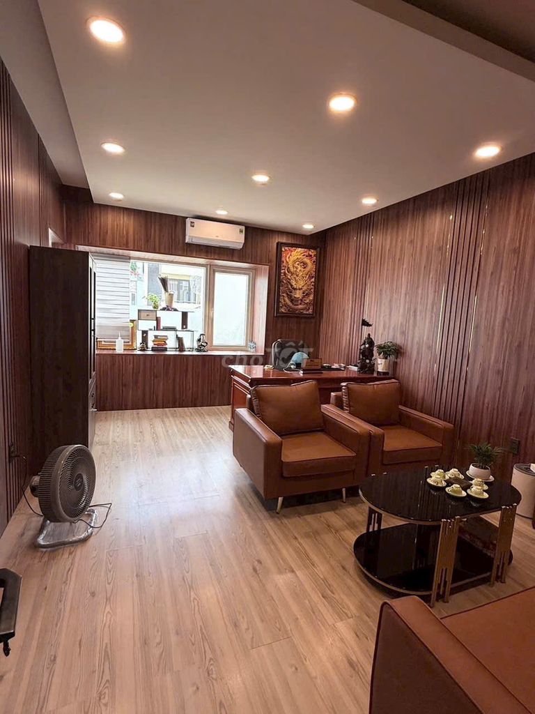 Rent the entire 40-to-a-halfth Street front of District 7