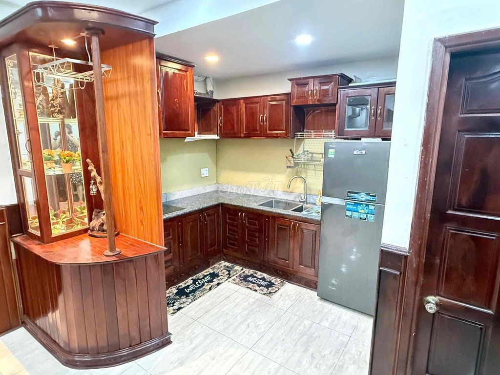 It's the owner who rented the 3st county alleyways to do so on and off of the Royal Service apartment that cost 24 million dollars.