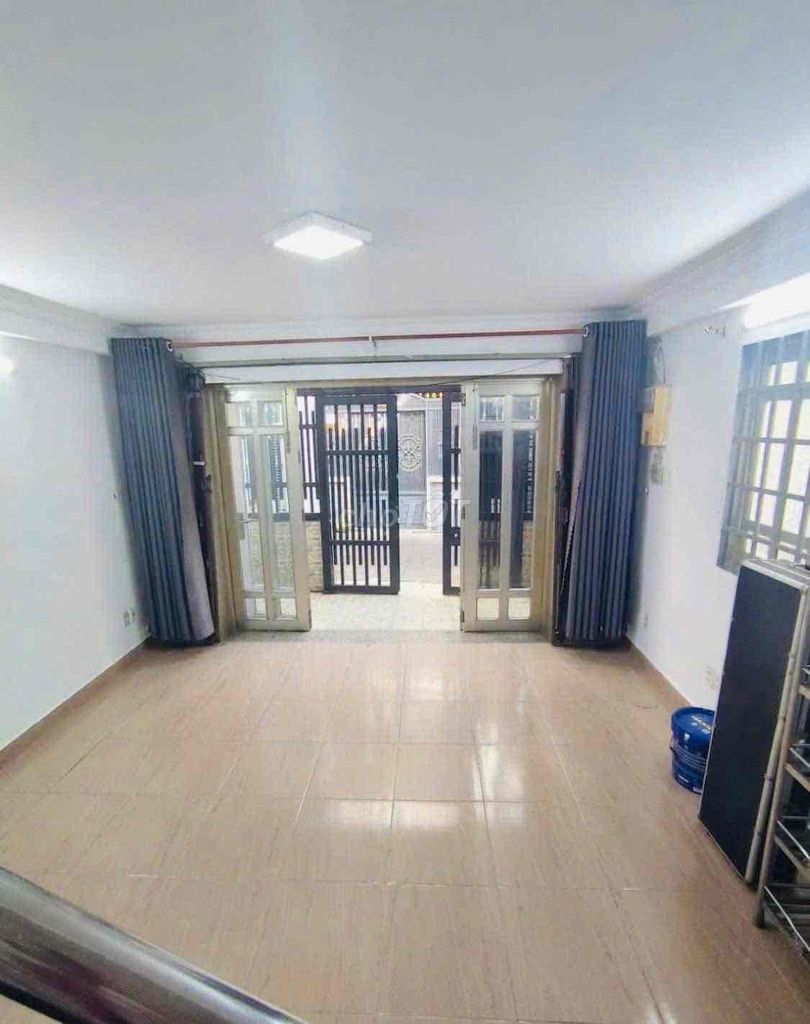 Rent the entire apartment. 1 st 2th floor.