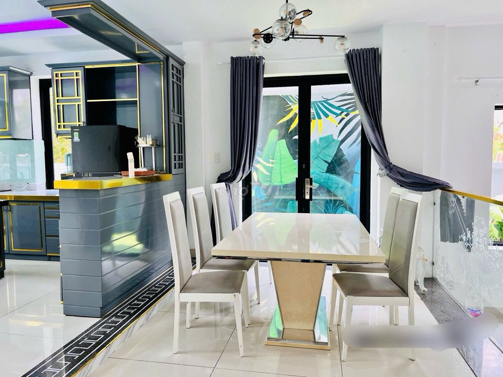 We'll rent the 5th floor. 250 feet. 2 Lê Thị Kỉnh Phước Kiển-40 million.