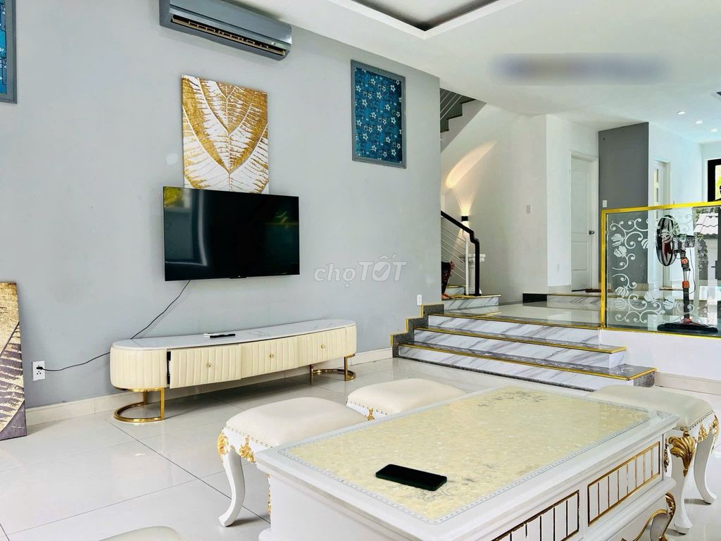 We'll rent the 5th floor. 250 feet. 2 Lê Thị Kỉnh Phước Kiển-40 million.