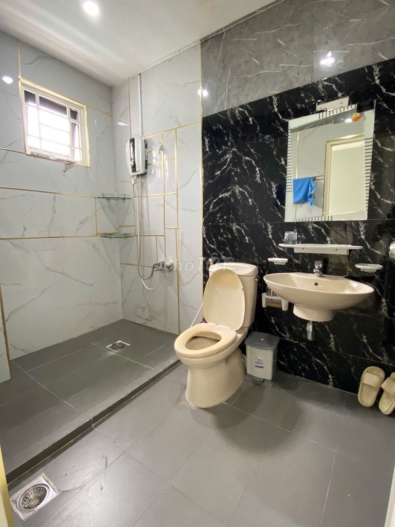 We'll rent the 5th floor. 250 feet. 2 Lê Thị Kỉnh Phước Kiển-40 million.