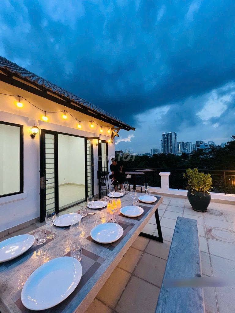 We'll rent the 5th floor. 250 feet. 2 Lê Thị Kỉnh Phước Kiển-40 million.