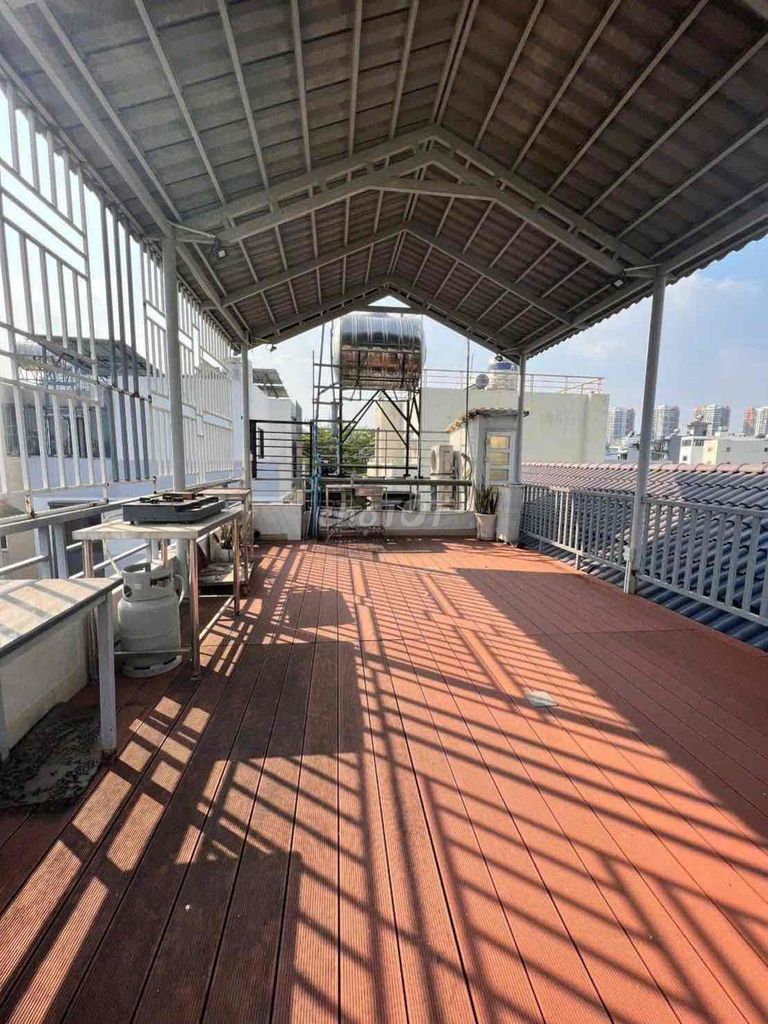 We'll rent the Royal Garden of Cát Lái, 700 meters2, 70 million.