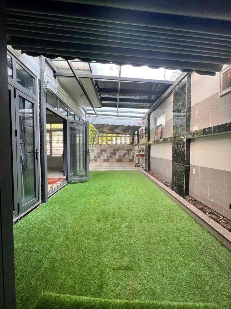 We'll rent the Royal Garden of Cát Lái, 700 meters2, 70 million.