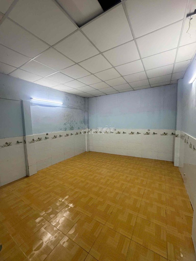 3th Street parking lot, 4 meters x 21mm. A big bedroom.
